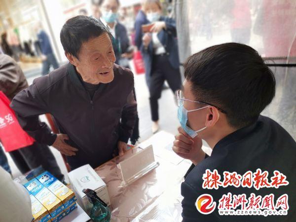 大消费股持续走强，零售方向近20股涨停|界面新闻 · 快讯