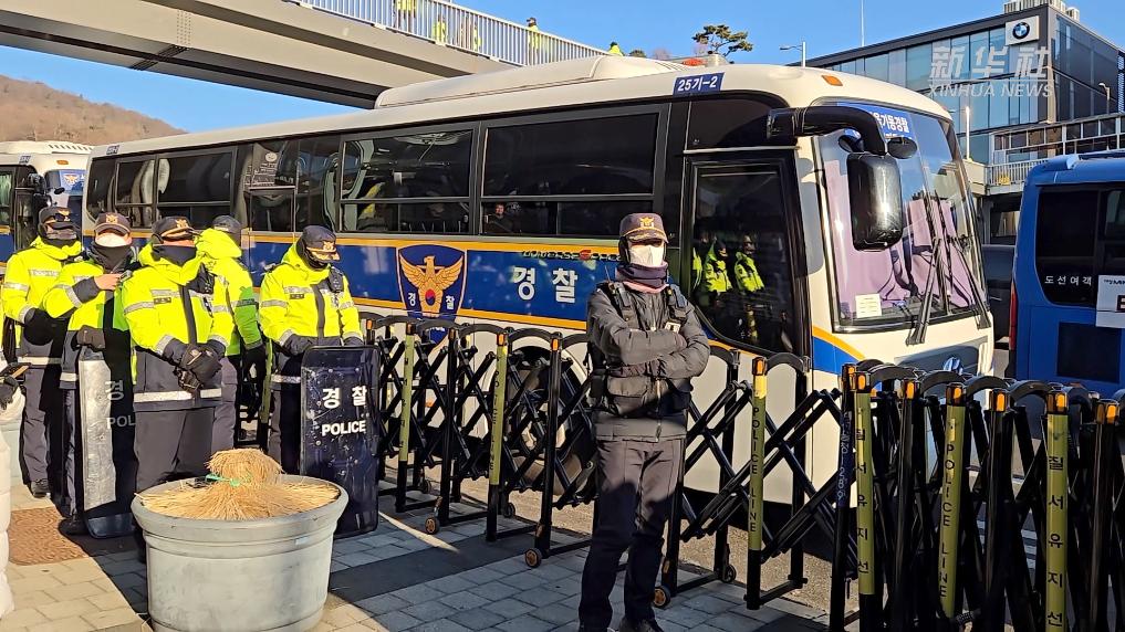 韩国警方进入总统官邸内部