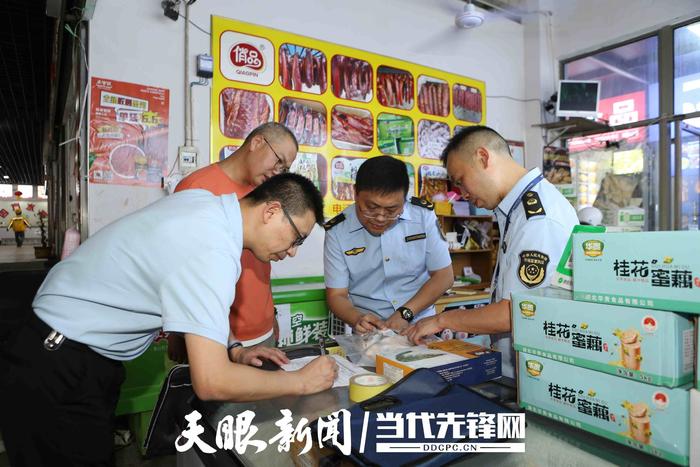 西宁发布铁拳行动典型案例，一食品商行销售过期食品被罚